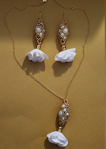 Bella Pearl Bloom Set Earrings/Necklace